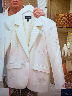 Dennis Basso regular luxe crepe blazer with embroidery
